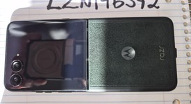 Good
													Motorola Razr Ultra (2025) - Unlocked, PANTONE Scarab, 512 GB, 16 GB, photo 4 of 24