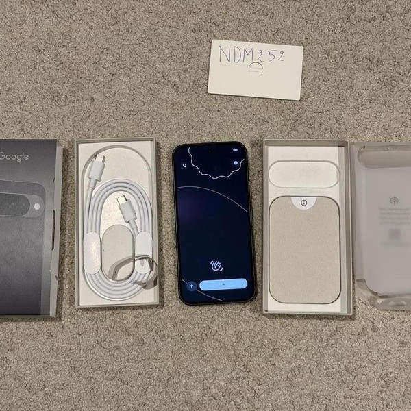 Google Pixel 10 - T-Mobile, 128 GB, Obsidian, GLBW0