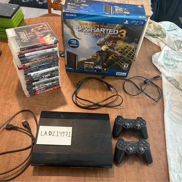 PlayStation 3 Super Slim - 250 GB