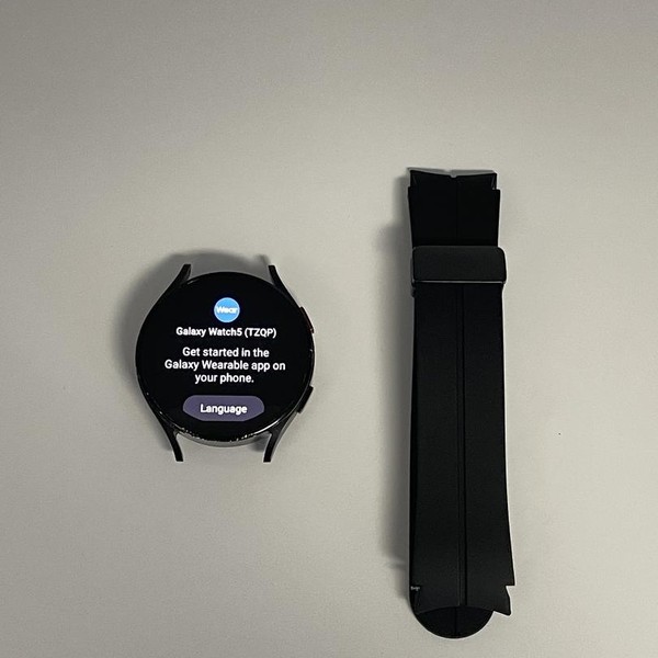 Samsung Galaxy Watch5 - Unlocked, Graphite, 44mm