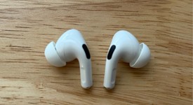 Used
													Apple AirPods Pro 1st Gen - MagSafe Case, photo 1 of 5