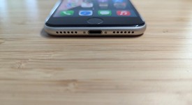 Good
													Apple iPhone SE 3rd Gen 2022 - Unlocked, Starlight, 128 GB, A2595, photo 3 of 13