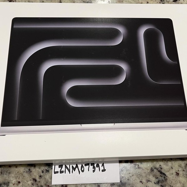 MacBook Pro 2024 - 16 inch - 1 TB, Silver, 64 GB, Apple M4 Max 16-core