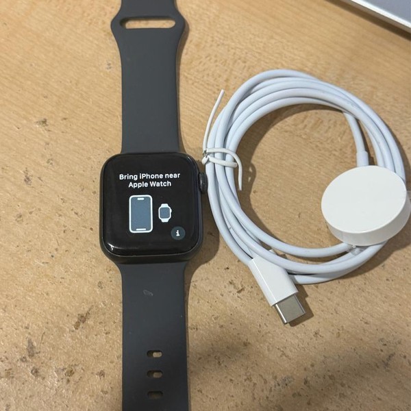 Apple Watch SE (1st Gen) 40mm - Gray, A2351 - GPS, Aluminum