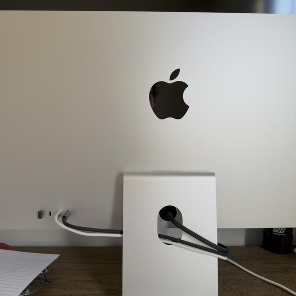 Apple Studio Display 2022 - Standard Glass, Tilt Adjustable Stand