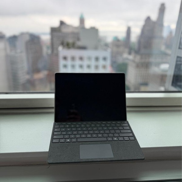 Microsoft Surface Pro 9 - Wi-Fi, 256 GB, Platinum, 16 GB, Intel Core i7, Wi-Fi