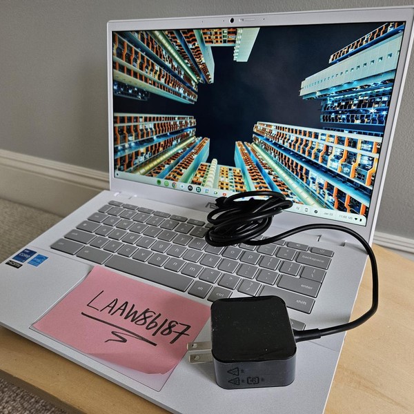 ASUS Chromebook Plus CX3402 14 inch - 128 GB, Pearl White, 8 GB, Intel Core i5