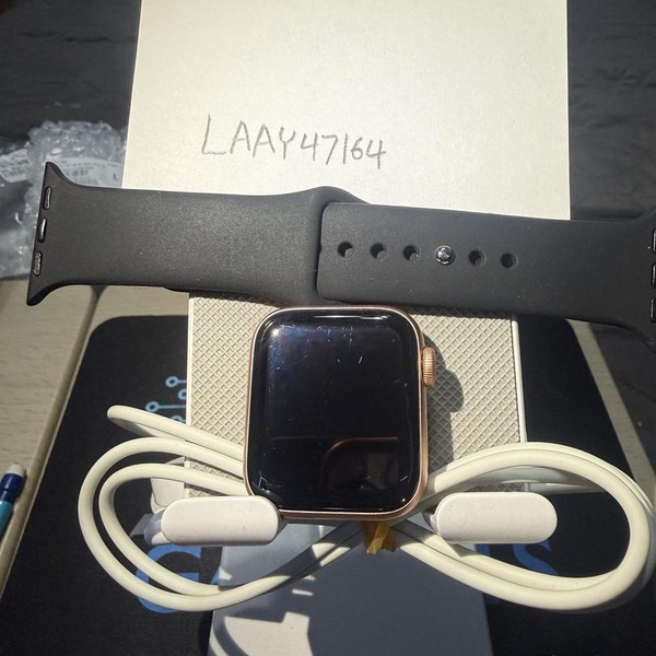 Apple Watch SE 1st Gen 40mm - Unlocked, Gold, A2353 - Cellular, Aluminum