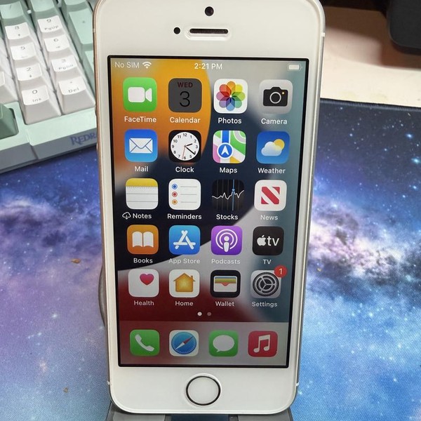 Apple iPhone SE 1st Gen 2016 - TracFone, 32 GB, Silver, A1662