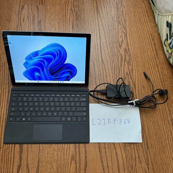 Microsoft Surface Pro 5 (2017) - Wi-Fi, 256 GB, Silver, 8 GB