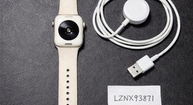 Good
													Apple Watch SE 2nd Gen 40mm - Unlocked, Starlight, A2726 - Cellular, Aluminum, photo 2 of 2