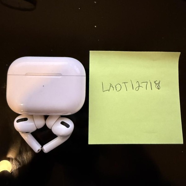 Apple AirPods Pro - Wireless Case