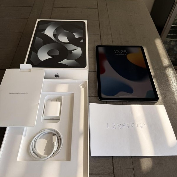 Apple iPad Air 5th Gen - Unlocked, 256 GB, Gray, A2589