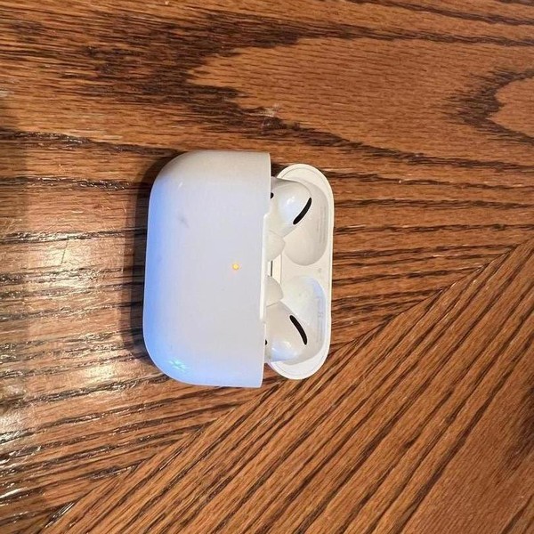Apple AirPods Pro - Wireless Case