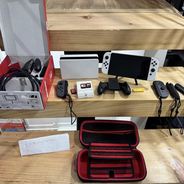Nintendo Switch - OLED - 64 GB, White