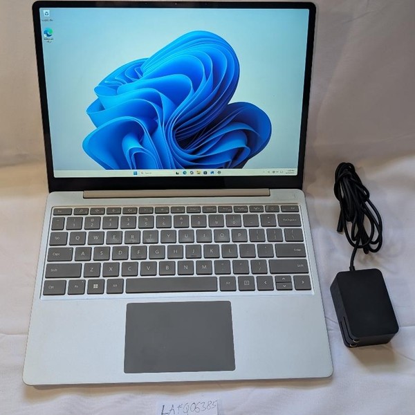 Microsoft Surface Laptop Go 2 - 128 GB, Platinum, 8 GB, Intel Core i5