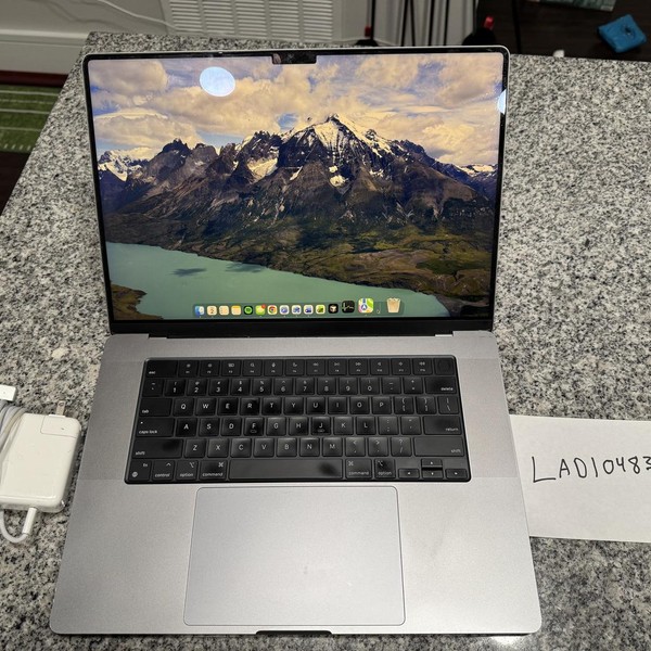 MacBook Pro 2021 - 16 inch - 2 TB, Silver, 64 GB, Apple M1 Max