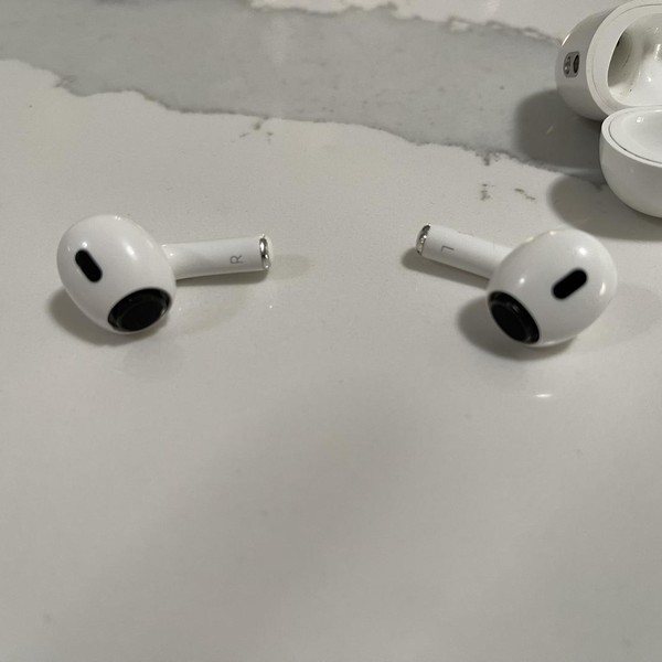 Apple AirPods Pro 2 - Lightning - LYJL80121 - Swappa