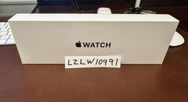 New
													Apple Watch SE 2nd Gen 40mm - Unlocked, Starlight, A2726 - Cellular, Aluminum, photo 3 of 4