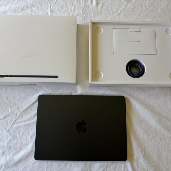 MacBook Air 2022 (M2) - 13 inch - 512 GB, Midnight, 8 GB, Apple M2