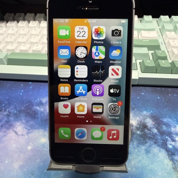 Apple iPhone SE 1st Gen 2016 - Unlocked, 32 GB, Grey, A1723