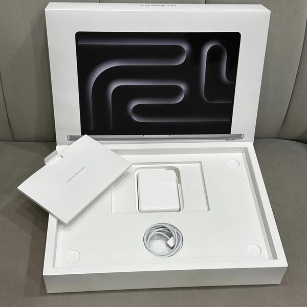 MacBook Pro 2024 - 16 inch - 1 TB, Silver, 64 GB, Apple M4 Max 16-core