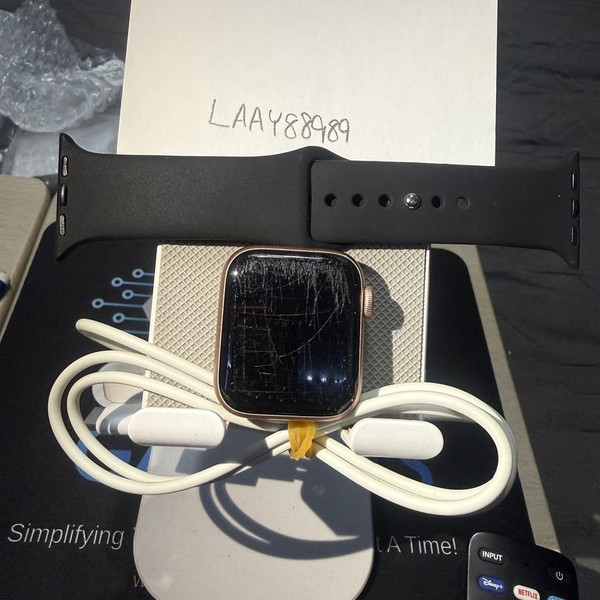 Apple Watch SE 1st Gen 40mm - Unlocked, Gold, A2353 - Cellular, Aluminum