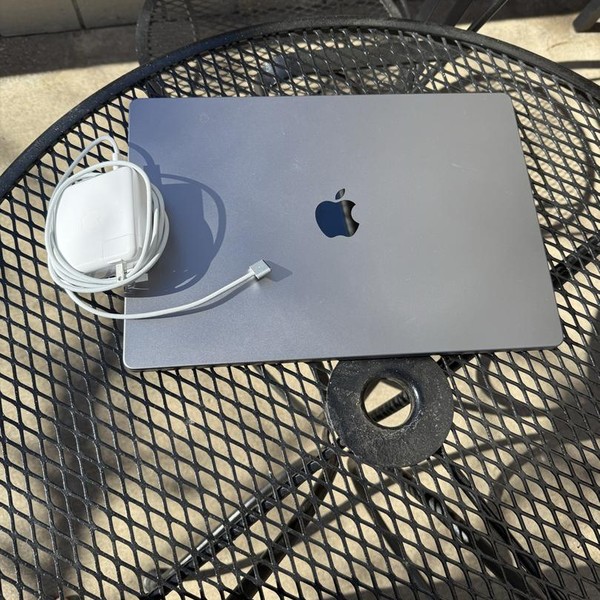 MacBook Pro 2021 - 16 inch - 1 TB, Gray, 16 GB, Apple M1 Pro 10-core