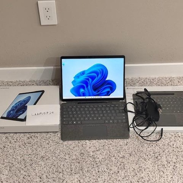 Microsoft Surface Pro 8 - 256 GB, Graphite, 16 GB, Intel Core i7