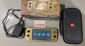 Good
													Nintendo Switch Lite - Gold, Hyrule Edition, photo 2 of 9