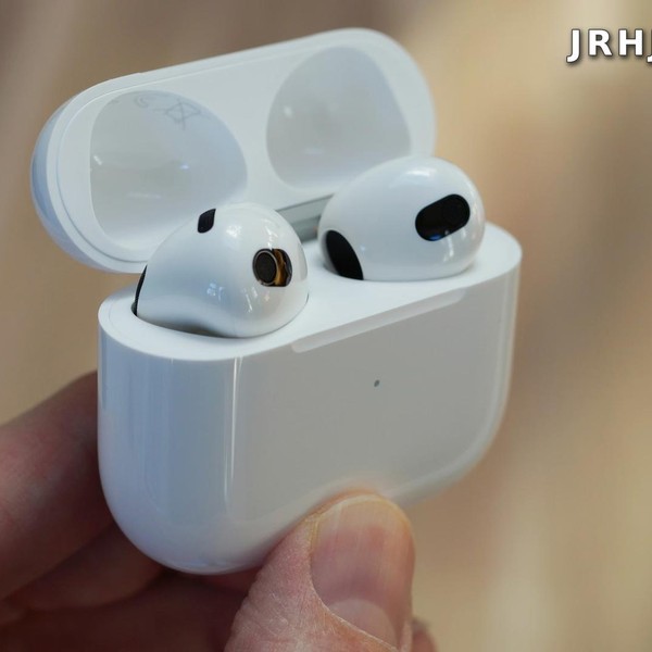 Apple AirPods (3rd Gen) - MagSafe Case