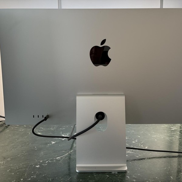 Apple Studio Display 2022 - Standard Glass, Tilt Adjustable Stand