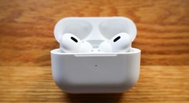 Used
													Apple AirPods Pro 2 - Lightning, photo 3 of 7