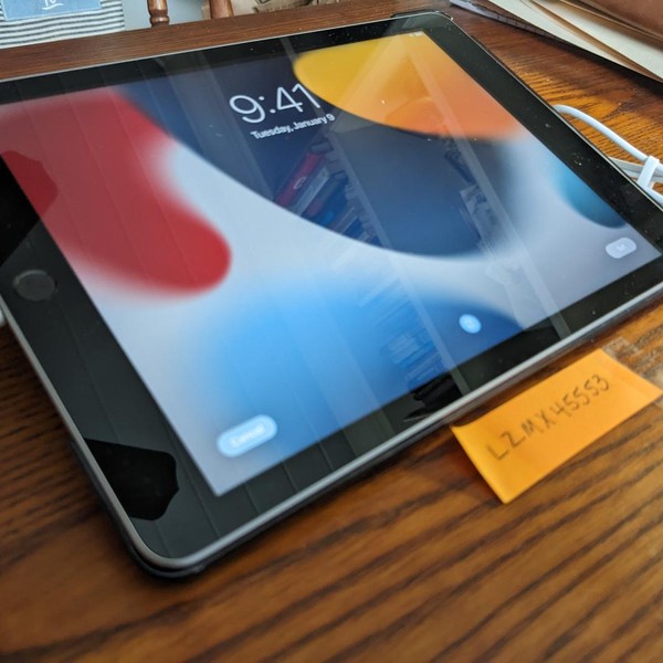 Apple iPad 5th Gen - Wi-Fi, 32 GB, Gray, A1822