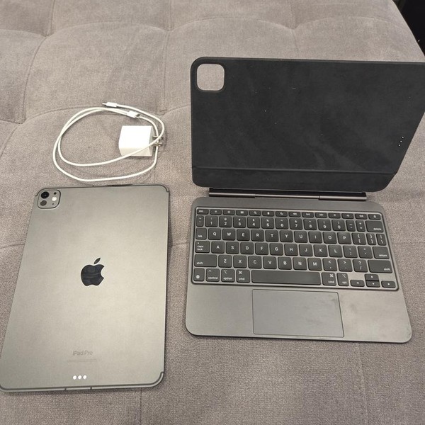 Apple iPad Pro 11 inch (M4) 2024 - Unlocked, 512 GB, Black, 8 GB, A2837, Standard Glass