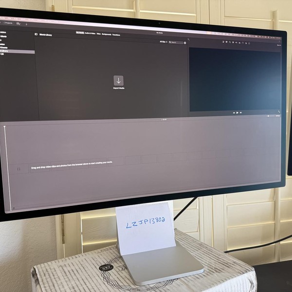 Apple Studio Display 2022 - Nano-texture Glass, Tilt and Height Adjustable Stand