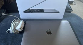 Good
													MacBook Pro 2017 (With Touch Bar) - 13" - I5, Gray, 256 GB, 8 GB, photo 4 of 10
