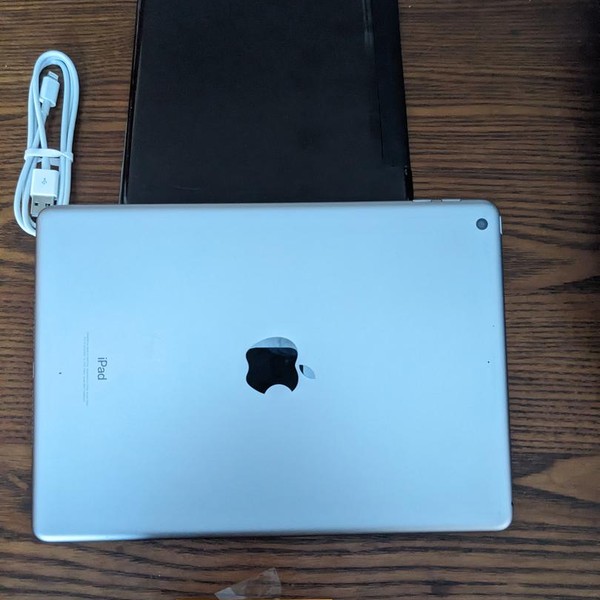 Apple iPad 5th Gen - Wi-Fi, 32 GB, Gray, A1822