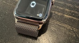 Good
													Apple Watch Series 4 40mm - Unlocked, Gold, A1975 - Cellular, Stainless, photo 2 of 5