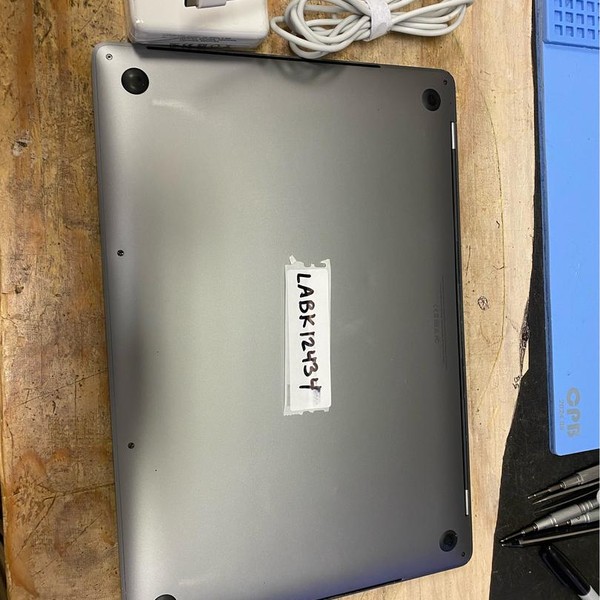 MacBook Pro 2018 (With Touch Bar) - 15 inch - 256 GB, Space Gray, 16 GB, Intel Core i7