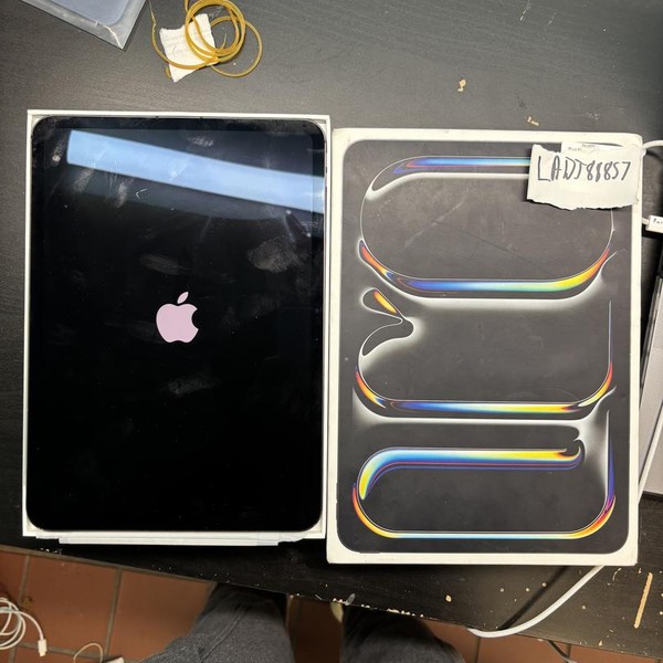 Apple iPad Pro 11 inch (M4) 2024 - Unlocked, 256 GB, Black, 8 GB, A2837, Standard Glass