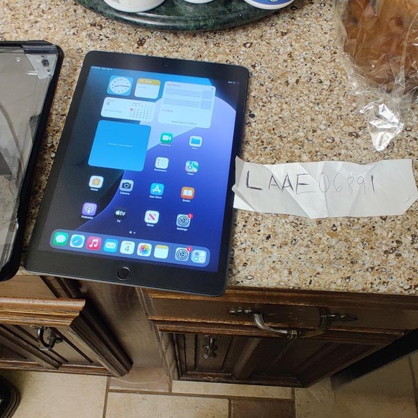 Apple iPad 7th Gen - Unlocked, 32 GB, Gray, A2200