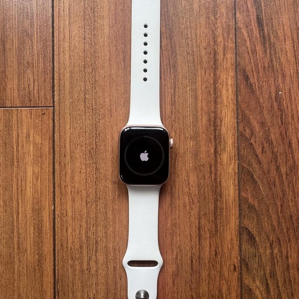 Apple Watch SE (1st Gen) 44mm - Gold, A2352 - GPS, Aluminum
