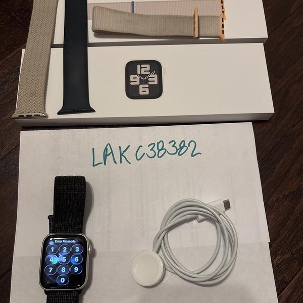 Apple Watch SE (2nd Gen) 44mm - Starlight, A2723 - GPS, Aluminum