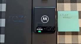 Mint
													Motorola Razr Ultra (2025) - Unlocked, PANTONE Scarab, 512 GB, 16 GB, photo 3 of 7