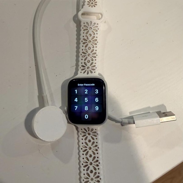 Apple Watch SE (1st Gen) 40mm - Silver, A2351 - GPS, Aluminum