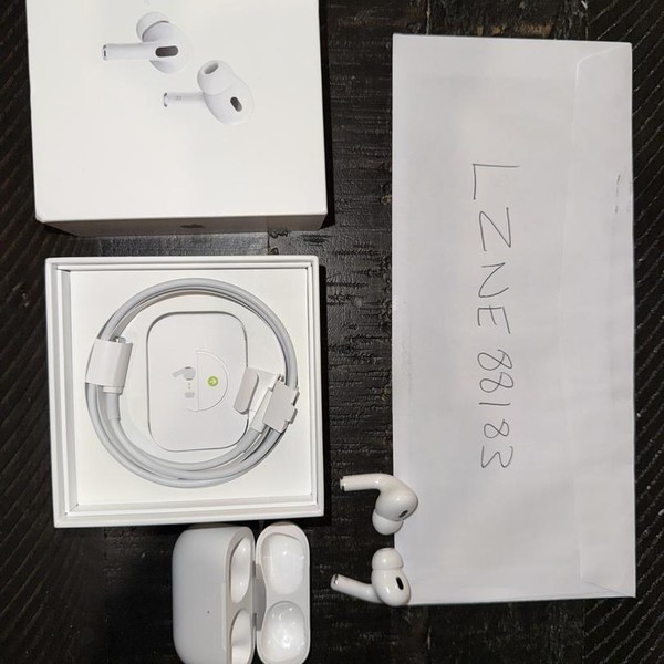 Apple AirPods Pro 2 - Lightning