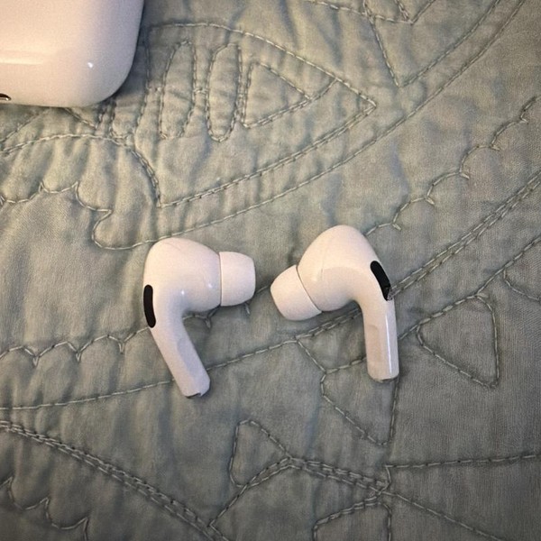Apple AirPods Pro - Wireless Case