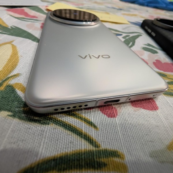 Vivo X200 Pro - Unlocked Non-US, 512 GB, Titanium, 16 GB