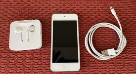 Good
													Apple iPod Touch 5th Gen - Wi-Fi, Silver, 32 GB, photo 2 of 5